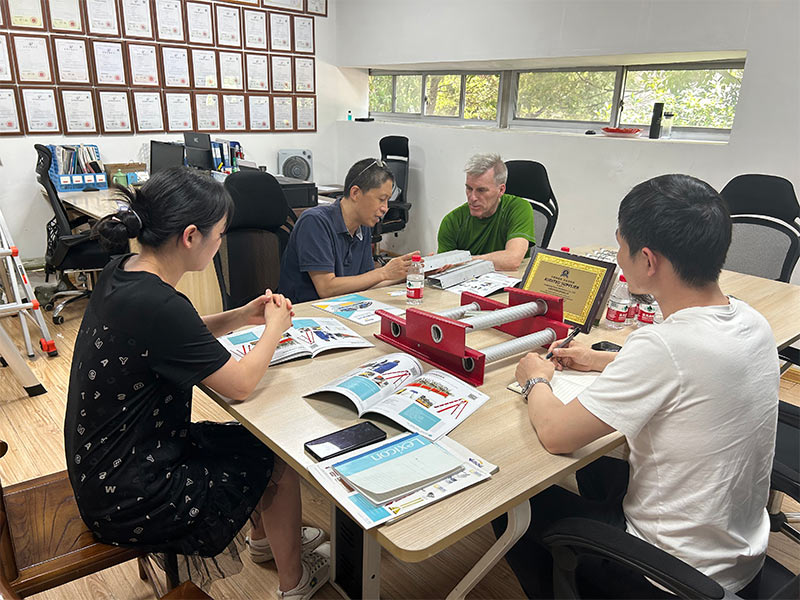 3 Chinese and a Canadian are discussing the problem of ladder generation equipment